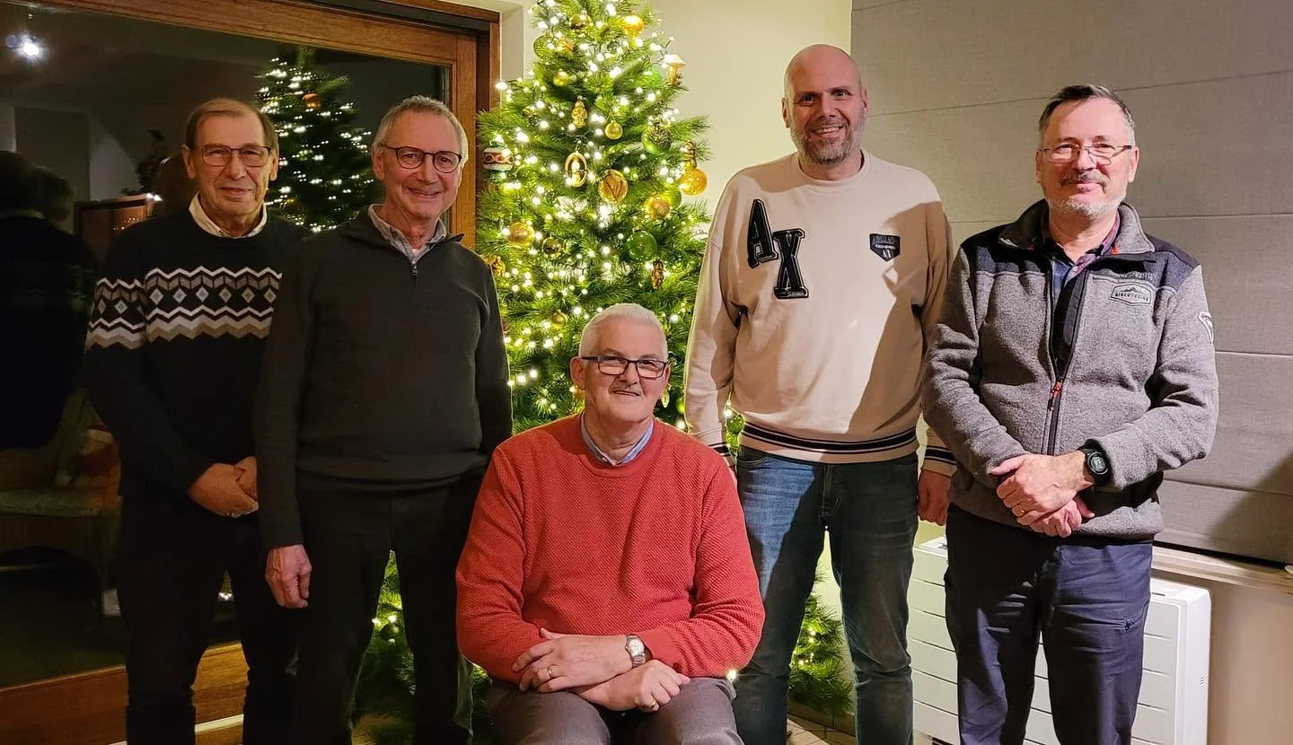 Vijf leden van Dender Eagles samen tijdens een clubmoment