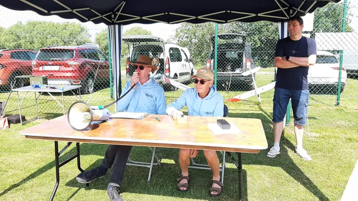 Piloot aan de wedstrijdtafel onder de tent