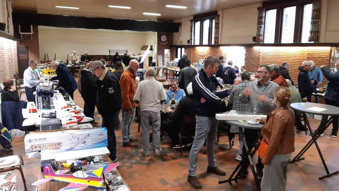 Volle zaal met tafels vol modelvliegtuigen