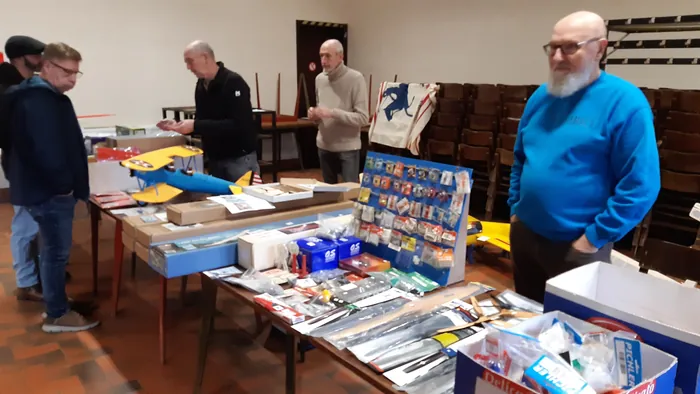 Standhouders en bezoekers tussen de tafels