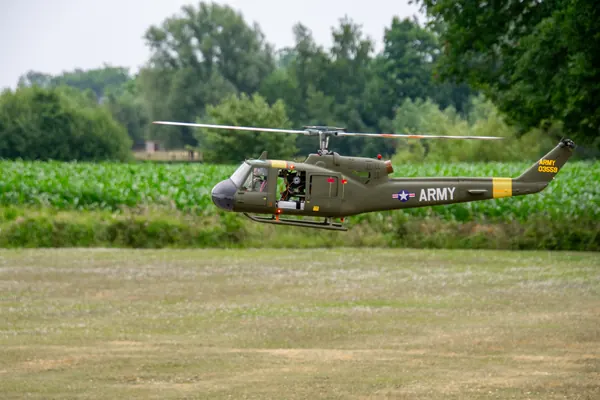 Twee legerhelikopters op de grasbaan tijdens de opendeurdag