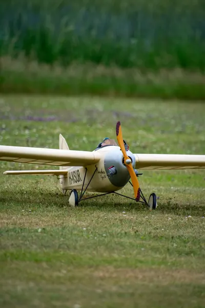 Crèmekleurig modelvliegtuig met draaiende propeller
