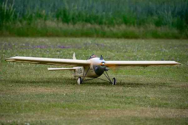 Modelvliegtuig frontaal op de grasbaan