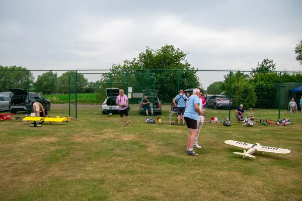 Leden en bezoekers met hun toestellen op het veld
