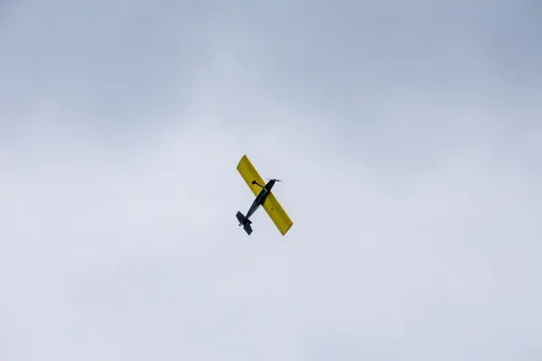 Gele dubbeldekker maakt een bocht in de lucht