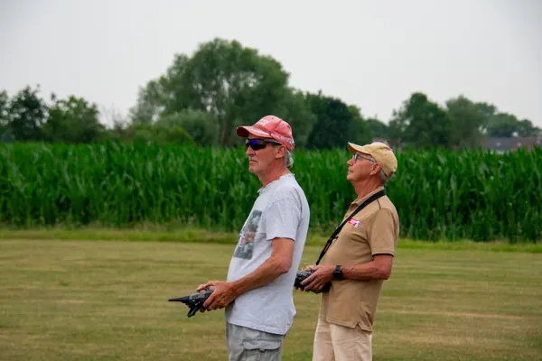 Twee piloten met zender op het veld