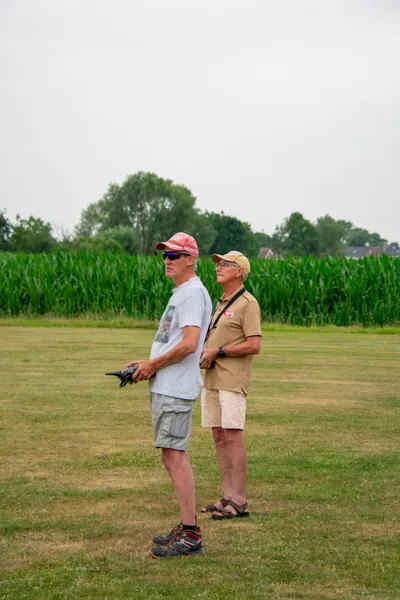Piloot met zender bij het maïsveld