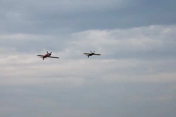 Meerdere modelvliegtuigen samen in de lucht