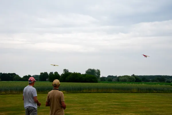 Toeschouwers volgen de toestellen in de lucht